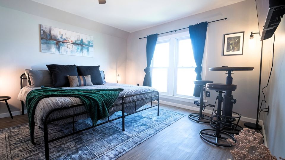 Tipp Hill Home, near local eateries and pubs, walkable, near SU and Hospitals