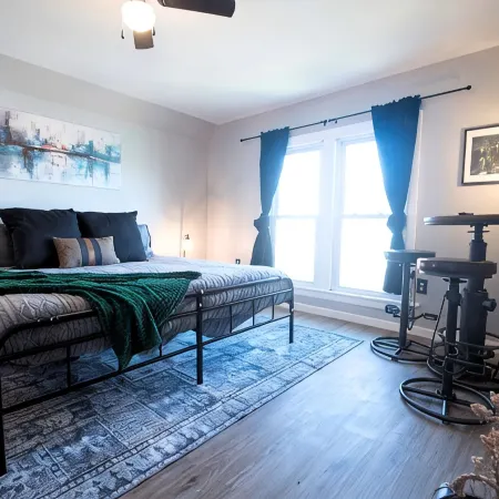 Tipp Hill Home, near local eateries and pubs, walkable, near SU and Hospitals