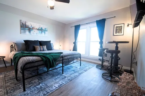 Tipp Hill Home, near local eateries and pubs, walkable, near SU and Hospitals - บังกะโล