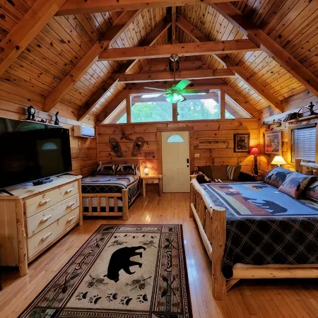 A Rushing Stream of Dreams Creekside Cabin 1 min to National Park!