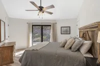 Octagon of the Ozark's. 10 minutes from Springfield! Remote feel, yet close. - 4-Star