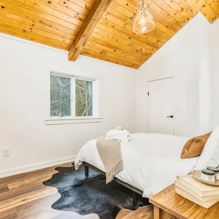 The Quechee Haus: VT Retreat with Outdoor Hot Tub Hotels in Quechee