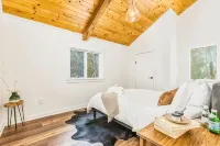 The Quechee Haus: VT Retreat with Outdoor Hot Tub - Wifi
