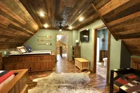 Southern Grace on the Caddo - on the River! with Hot Tub!