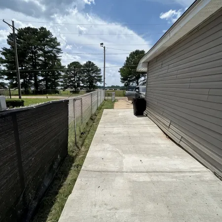 Cozy Home, fully fenced  with huge back yard