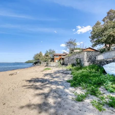 Charming 3-bedroom lakefront house with large yard and sandy beach