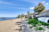 Charming 3-bedroom lakefront house with large yard and sandy beach - Beach
