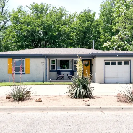 The Yellow Door- Close to I-40, Garage, B-ball Court, Fire-pit and Grill