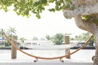 Beautiful Waterfront Condo on Canal with Pool & Walk to Beach! Boat Watch! 2b/2b - بوتيك