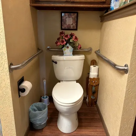 Cozy cabin in Glen Rose with AC, WiFi, Close to all major attractions!