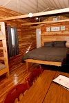 Affordable Cozy Cedar Cabin Overlooking the River - petit déjeuner