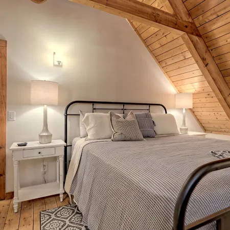 Private, Guest Favorite Cabin, Fire Pit, Close to Hiking and Downtown Clayton!