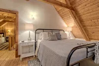 Private, Guest Favorite Cabin, Fire Pit, Close to Hiking and Downtown Clayton! - 4-Star