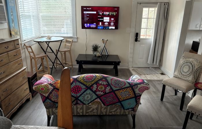 Upstairs Retreat with Private Stairs. Pet Friendly. 23ft Boat Parking.
