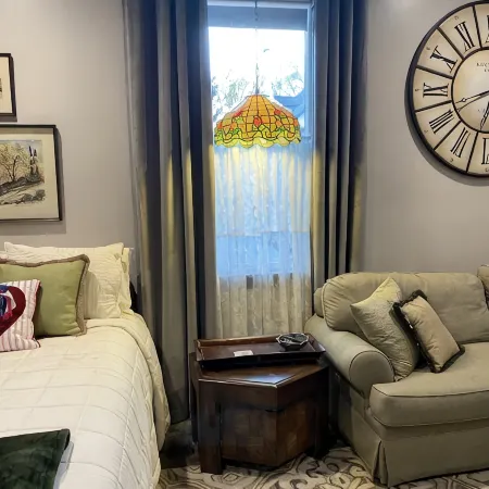 1890 Graystone Cottage behind Historic Home short walk to Downtown & Whiskey Row