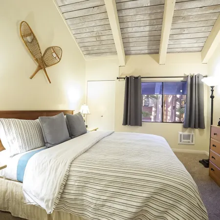 Cozy & Spacious Slope-Side Condo - Walk to Canyon Lodge