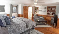 Downtown Lynchburg Studio 114 & Parking Spot - 4-Star