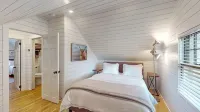 DT Mystic Renovated 3BR Mystic Cape house - 3-Star