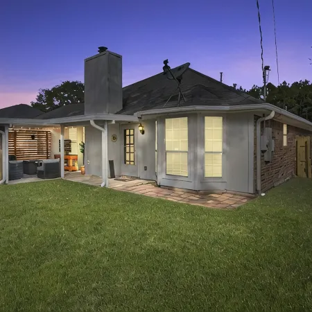 Beautiful Home with Amazing Back Patio. 3Br / 2BTH - Sleeps 8.