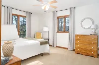 Perfect Summer Get Away! Charming 4 Bedroom Lake Front Home. - 3성급