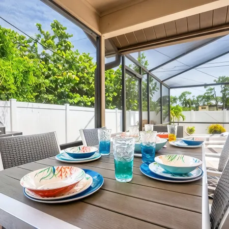 3mins2Beach-Sleeps10-Pool+FencedYard-Bikes-Patio