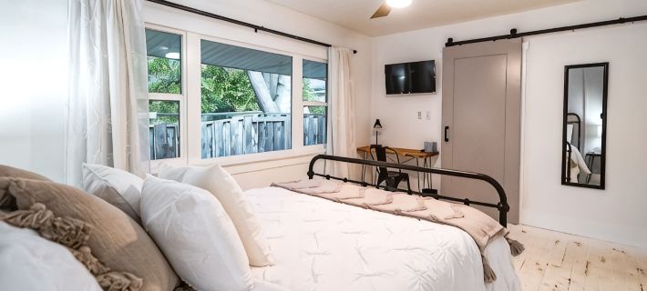 Cozy Farmhouse Suite Hotels in Logan