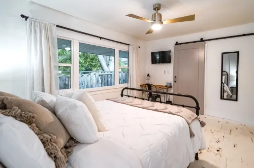 Cozy Farmhouse Suite - Homestays