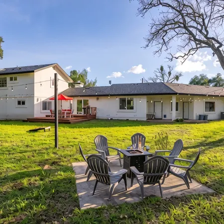 Modern home, Dog Agility Run, Game Room, Fire Pit & New Playground
