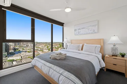 Immaculate Top Floor Views! 2Bed/2Bath/1Car/Pool - Bjergudsigt