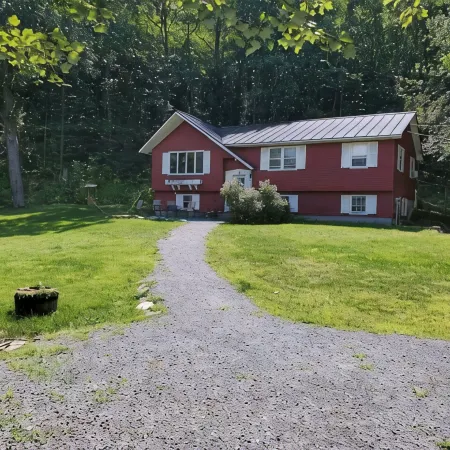 Perfect Lake or Mountain Getaway Less Than 5 Minutes Away
