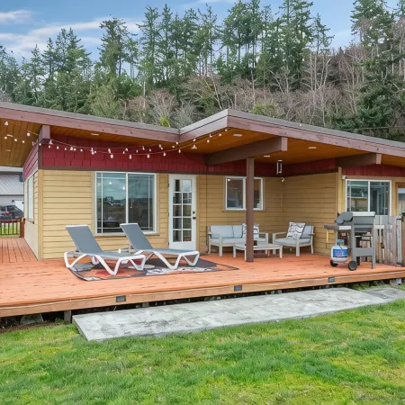 Whidbey Waterfront Retreat- Fireplace - Steps to Beach - Bird Watching