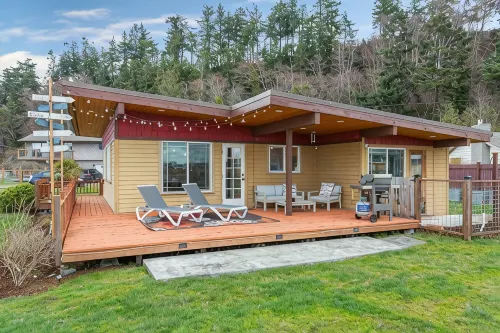 Whidbey Waterfront Retreat- Fireplace - Steps to Beach - Bird Watching - Wi-Fi