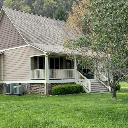 Cozy retreat in Damascus on the AT and Creeper Trail. Pet Friendly!