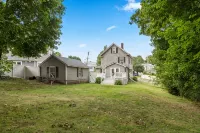 Spacious 7-Room House Near Boston & Salem with Yard and Parking - Wifi