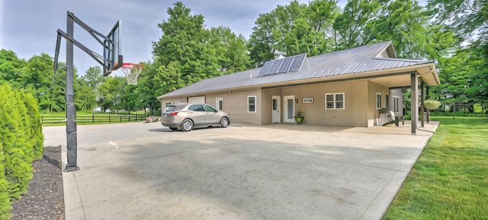 Shipshewana Guest House with Fire Pit! Hotels in LaGrange County