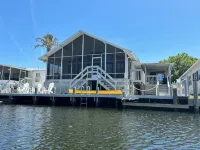 Waterfront retreat with boat dock & private ramp right off the river - WiFi