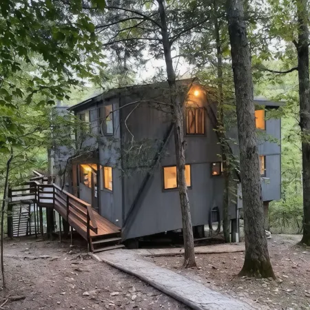 Charming 4-bedroom chalet with lake access in enchanting Innsbrook.