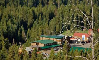 Soda Butte Lodge
