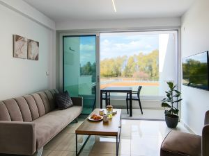 Phaedrus Living: Seaside Executive Flat Harbour 101