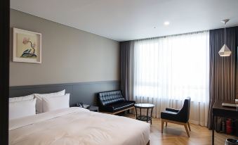 7. Hotel Da..