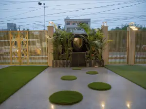 Dev Royale Hotel