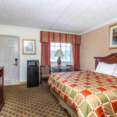 Days Inn & Suites by Wyndham Roseville/Detroit Area Rooms