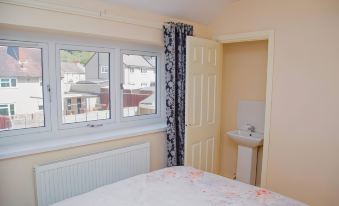 Immaculate 3-Bed House in Dudley