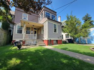 The Kings Throne Inn and Guest House