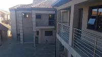 Sunflower Guesthouse & Spa فنادق في Vanderbijlpark