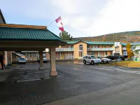 Travelodge by Wyndham Merritt - parking