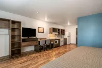 WoodSpring Suites Sanford North I-4 Orlando Area - parking