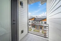 Powder Mountain, Snow Basin, and Pineview Reservoir nearby with private hot tub