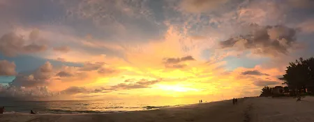 Lovely Condo Steps to beach…wow Sunsets.. Отели рядом с достопримечательностью «Тики Гарденс - Индиан-Шорс Бич Аксесс»