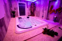 Loveroom la Garçonn'Hyères Hotels in Pierrefeu-du-Var